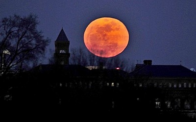 近地点的月亮从华盛顿升起，