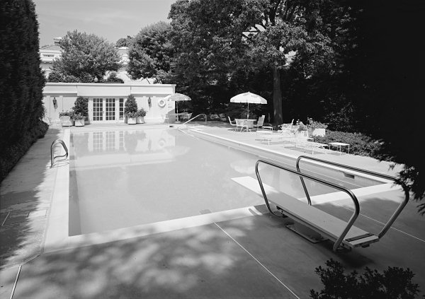 白宫游泳池，奈良，通过维基媒体公地